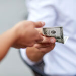 お金を友人に貸すと税金がかかるって本当？