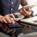 粉飾決算でよく聞く架空取引ってどんな取引？どのように決算に影響するのか徹底解説！